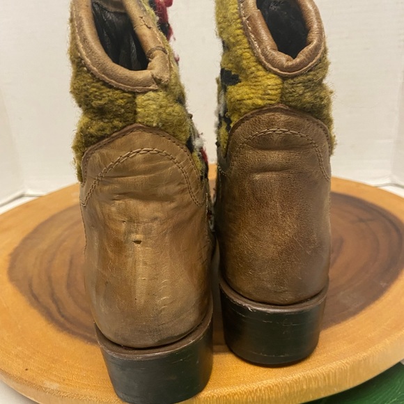 Free Bird CABLO Southwest Tapestry Blanket Booties - Picture 6 of 11